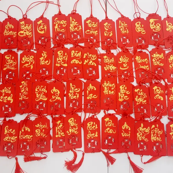 Thẻ Gỗ Có Chữ Thư Pháp Sơn Đỏ Chữ Nhũ Vàng 2 Mặt Dùng Treo Cây, Treo Xe Trang Trí Tết 6x12cm