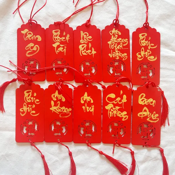 Thẻ Gỗ Có Chữ Thư Pháp Sơn Đỏ Chữ Nhũ Vàng 2 Mặt Dùng Treo Cây, Treo Xe Trang Trí Tết 6x12cm