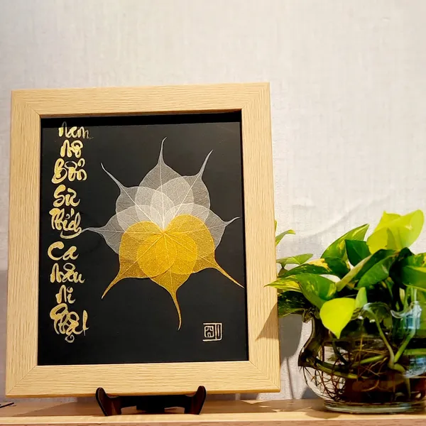 Thư pháp lá bồ đề 8 cánh chữ NAM MÔ BỔN SƯ THÍCH CA MÂU NI PHẬT