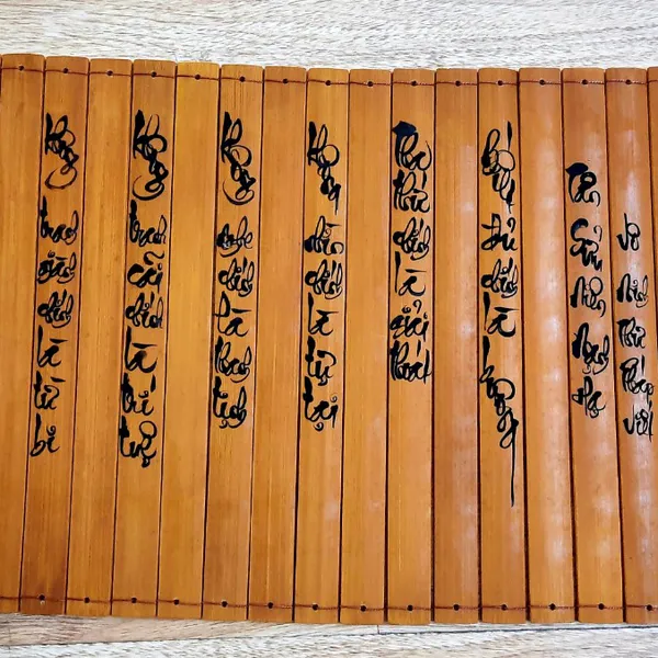 Sách thẻ tre chữ BUÔNG