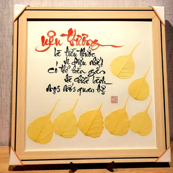 Thư pháp lá bồ đề chữ YÊU THƯƠNG