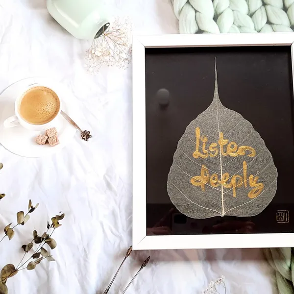 Thư pháp lá bồ đề LISTEN DEEPLY 3