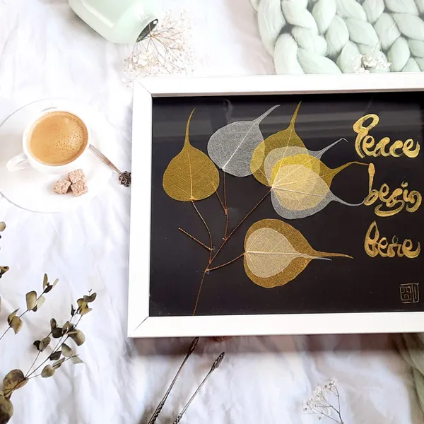 Thư pháp lá bồ đề PEACE BEGIN HERE 1