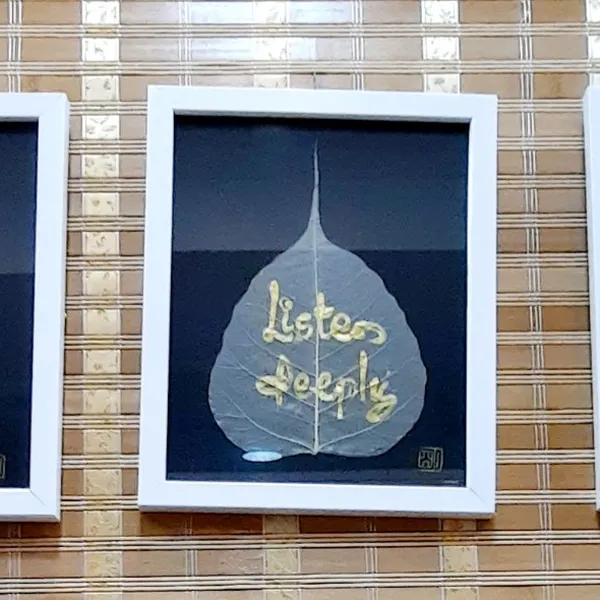 Thư pháp lá bồ đề LISTEN DEEPLY 3