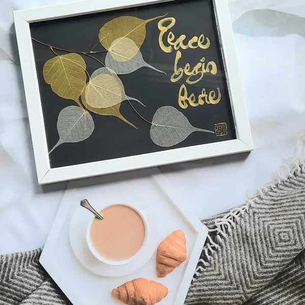 Thư pháp lá bồ đề PEACE BEGIN HERE 1