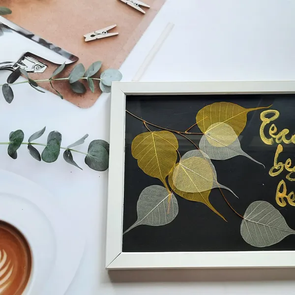 Thư pháp lá bồ đề PEACE BEGIN HERE 1