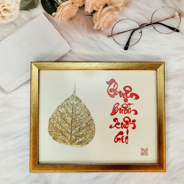 Thư pháp lá bồ đề dát vàng chữ đỏ THUẬN BUỒM XUÔI GIÓ