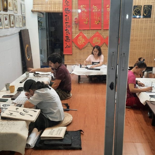 LỚP HỌC THƯ PHÁP TRỰC TIẾP ĐẠI TỰ CHỮ LỚN