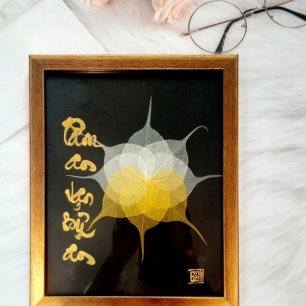 Thư pháp lá bồ đề 8 cánh chữ TÂM AN VẠN SỰ AN