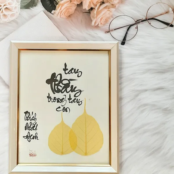 Thư pháp lá bồ đề TAY THẦY TRONG TAY CON