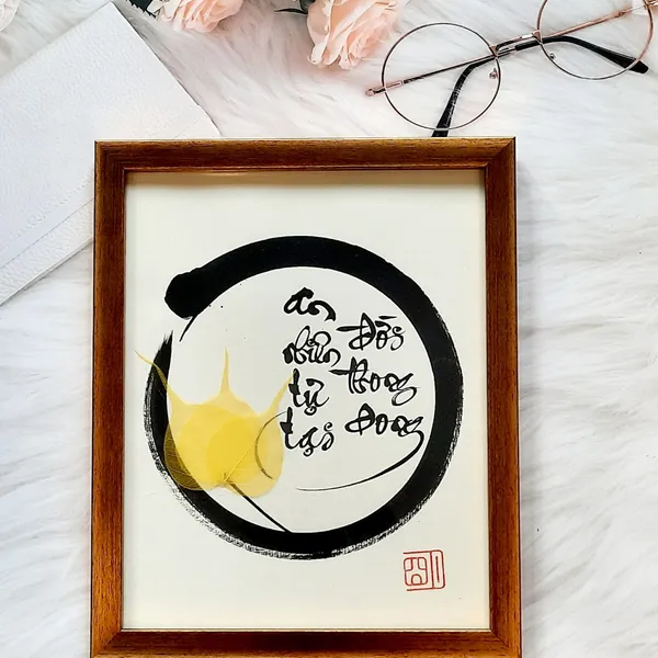 Thư pháp lá bồ đề AN NHIÊN TỰ TẠI ĐỜI THONG DONG