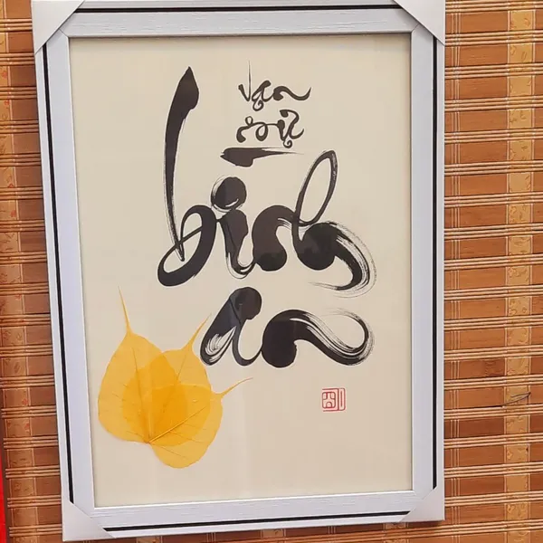Thư pháp lá bồ đề chữ BÌNH AN