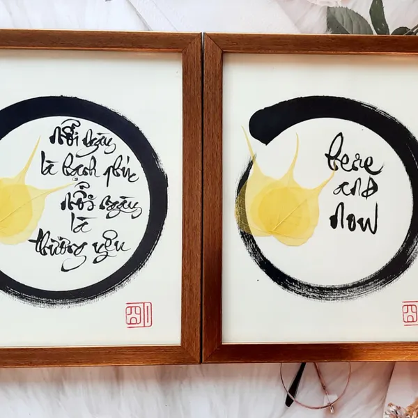 Thư pháp lá bồ đề HERE and NOW