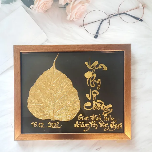 Thư pháp lá bồ đề dát vàng VẠN THỌ VÔ CƯƠNG