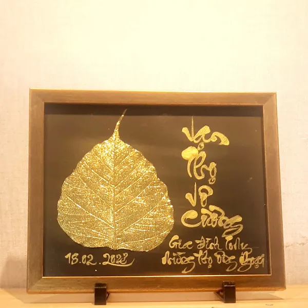 Thư pháp lá bồ đề dát vàng VẠN THỌ VÔ CƯƠNG