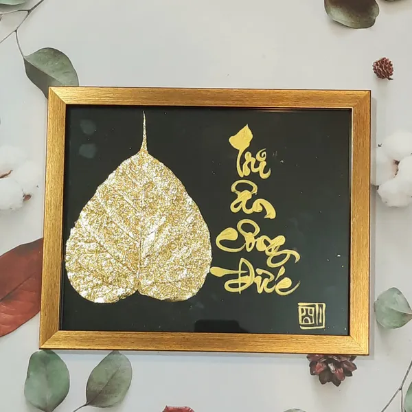 Thư pháp lá bồ đề dát vàng TRI ÂN CÔNG ĐỨC
