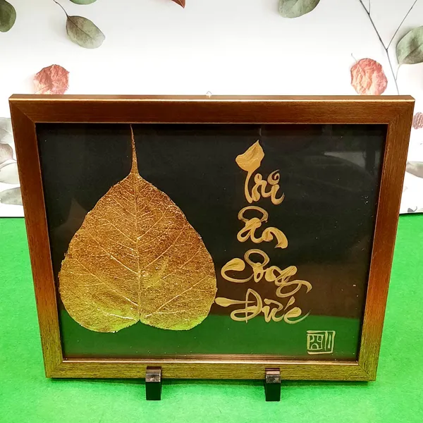 Thư pháp lá bồ đề dát vàng TRI ÂN CÔNG ĐỨC