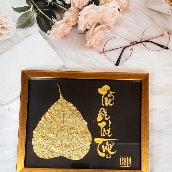 Thư pháp lá bồ đề dát vàng TỪ BI TRÍ TUỆ