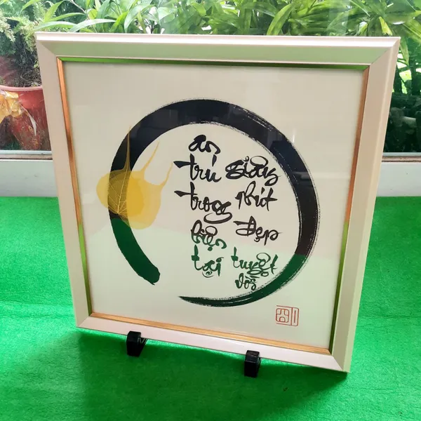 Thư pháp lá bồ đề chữ AN TRÚ TRONG HIỆN TẠI
