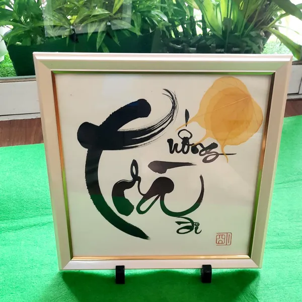 Thư pháp lá bồ đề chữ UỐNG TRÀ ĐI 25x25 cm