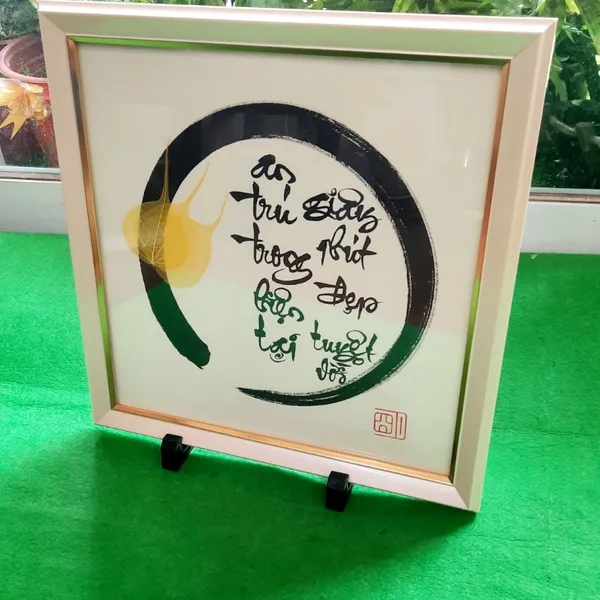 Thư pháp lá bồ đề chữ AN TRÚ TRONG HIỆN TẠI