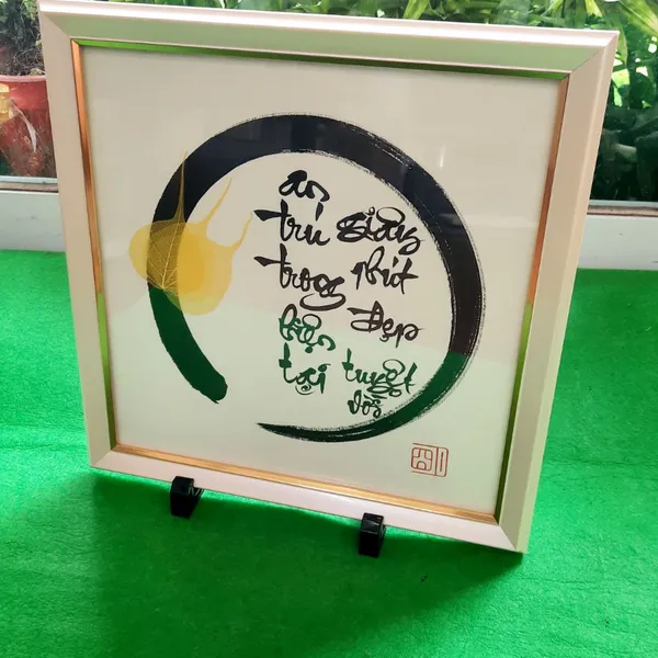 Thư pháp lá bồ đề chữ AN TRÚ TRONG HIỆN TẠI