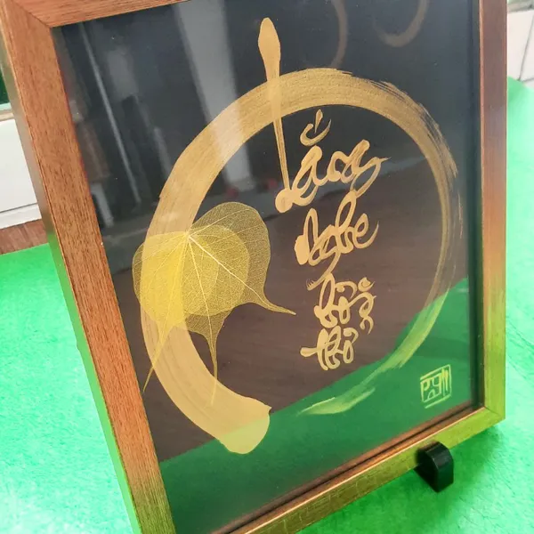 Thư pháp lá bồ đề chữ LẮNG NGHE HƠI THỞ 1