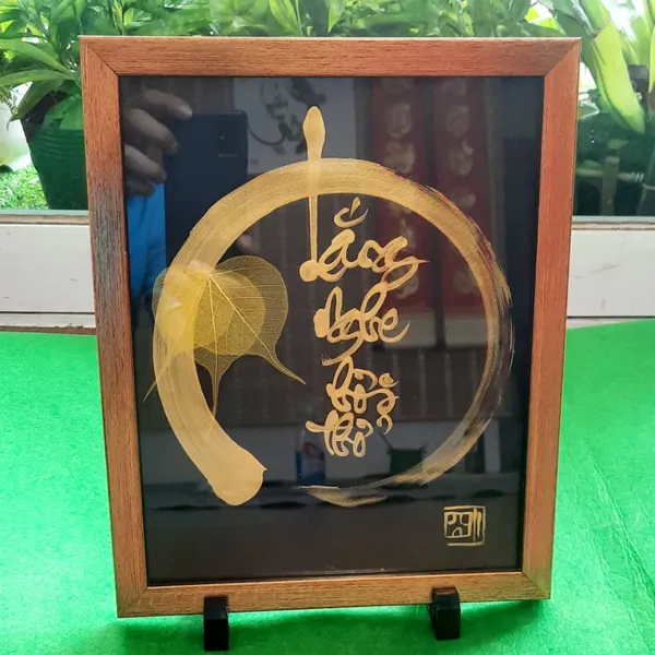 Thư pháp lá bồ đề chữ LẮNG NGHE HƠI THỞ 1