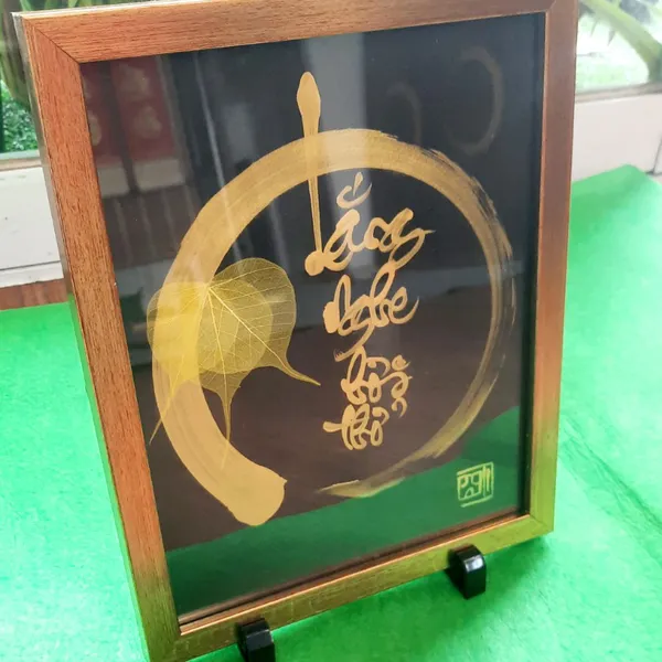 Thư pháp lá bồ đề chữ LẮNG NGHE HƠI THỞ 1