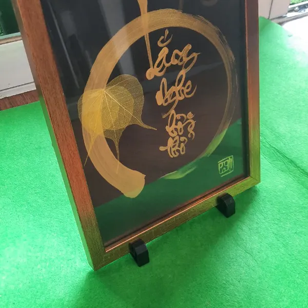 Thư pháp lá bồ đề chữ LẮNG NGHE HƠI THỞ 1