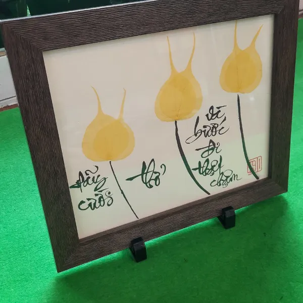 Thư pháp lá bồ đề chữ HÃY CƯỜI THỞ BƯỚC ĐI THẬT CHẬM