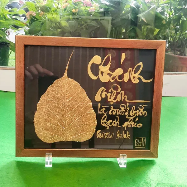 Thư pháp lá bồ đề dát vàng TÂM THÀNH Ý THÀNH VẠN SỰ THÀNH