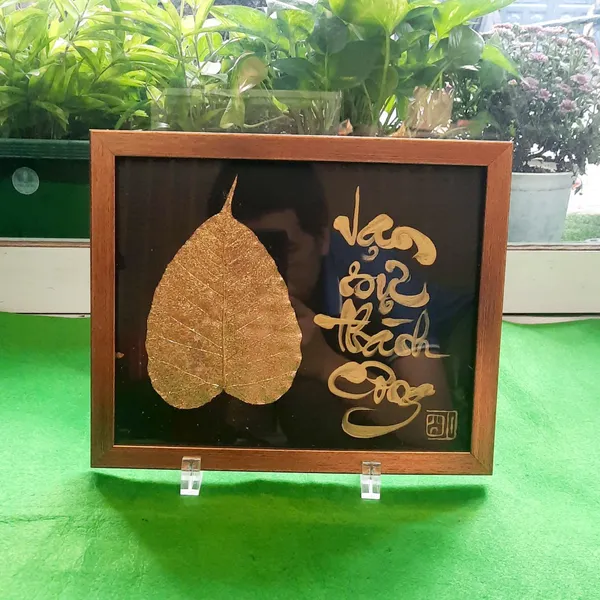 Thư pháp lá bồ đề dát vàng VẠN SỰ THÀNH CÔNG