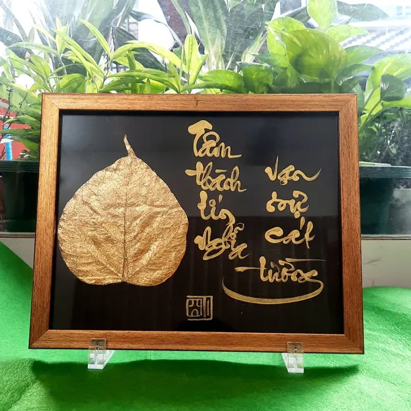 Thư pháp lá bồ đề dát vàng TÂM THÀNH TÍN NGHĨA