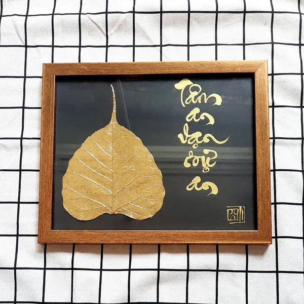 Thư pháp lá bồ đề dát vàng TÂM AN VẠN SỰ AN