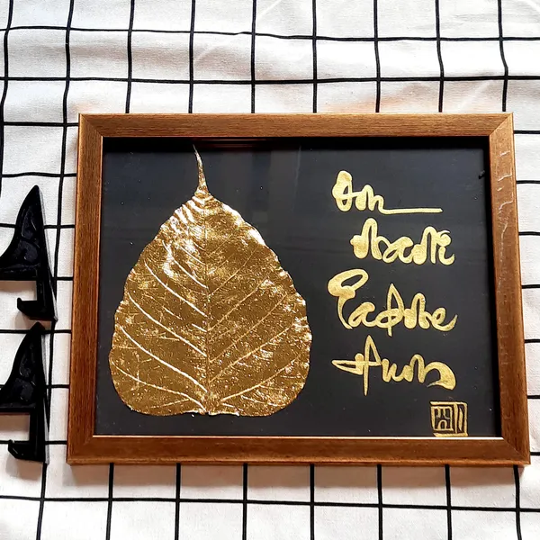 Thư pháp lá bồ đề dát vàng OM MANI PADME HUM