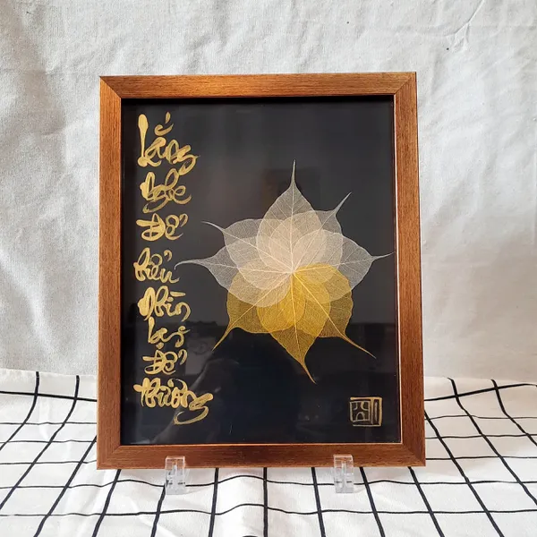 Thư pháp lá bồ đề 8 cánh chữ LẮNG NGHE ĐỂ HIỂU-NHÌN LẠI ĐỂ THƯƠNG