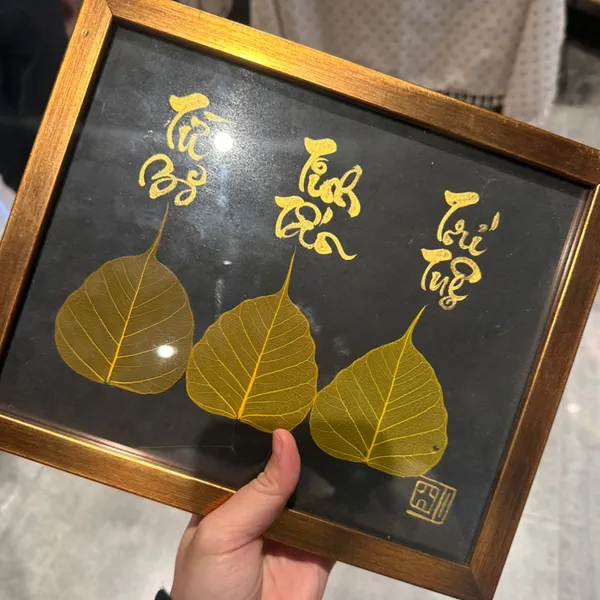Thư pháp lá bồ đề TỪ BI TINH TẤN TRÍ TUỆ