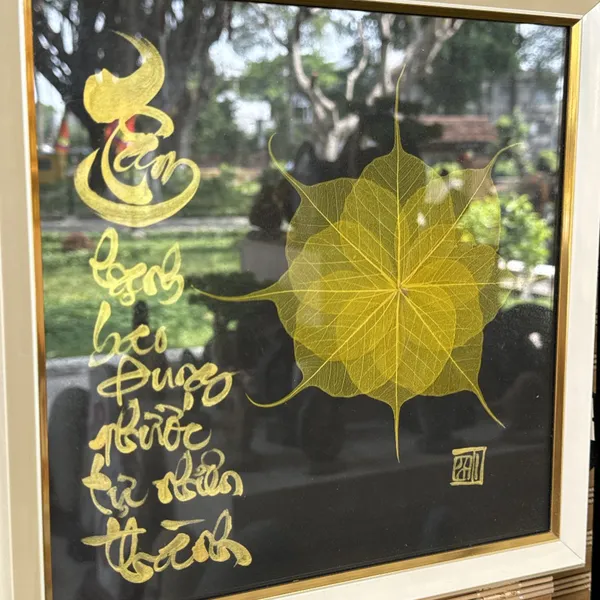 Thư pháp lá bồ đề chữ TÂM HẠNH BAO DUNG