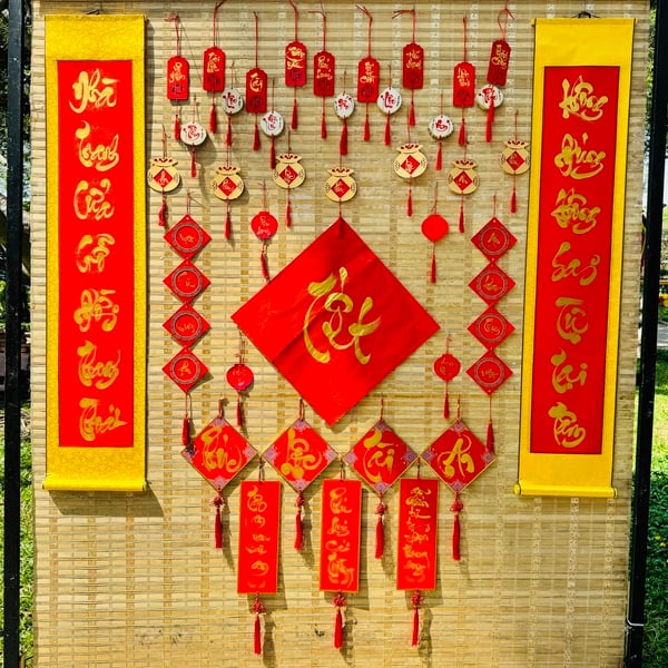 Liễn câu đối 7 chữ nền đỏ  VÀO CỬA PHẬT TỪ BI HỶ XẢ