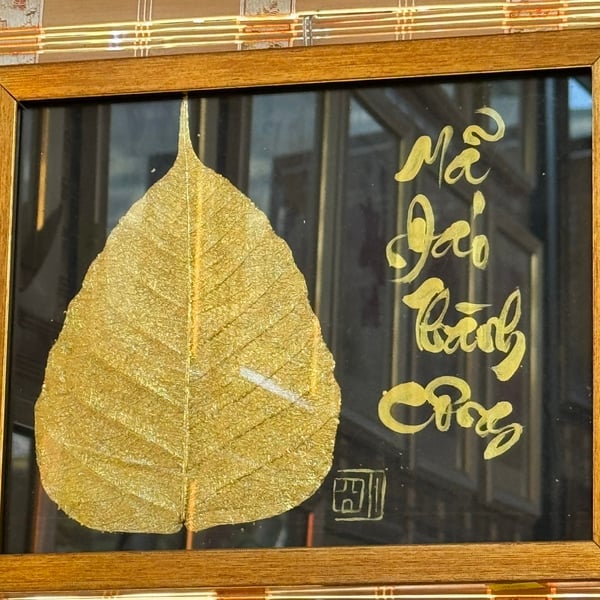 Thư pháp lá bồ đề dát vàng GIA HÒA VẠN SỰ HƯNG