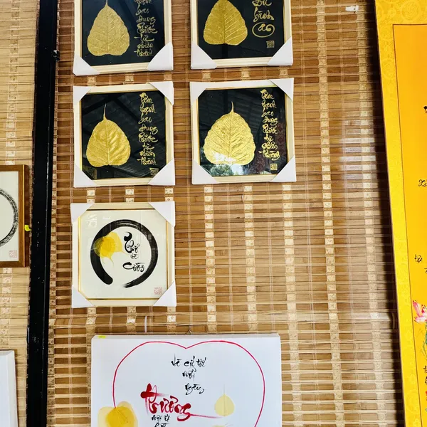 Thư pháp lá bồ đề chữ TÂM HẠNH BAO DUNG-dát vàng