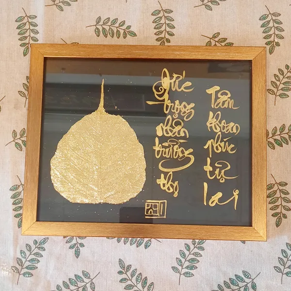 Thư pháp lá bồ đề dát vàng ĐỨC TRỌNG NHÂN TRƯỜNG THỌ