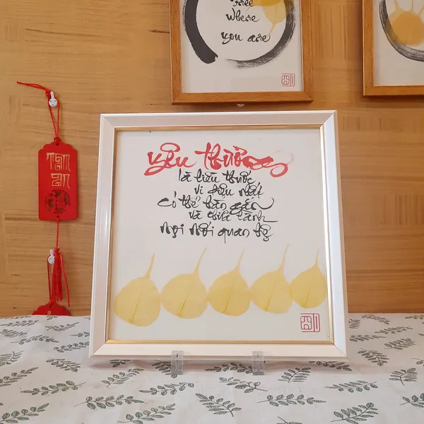 Thư pháp lá bồ đề chữ YÊU THƯƠNG