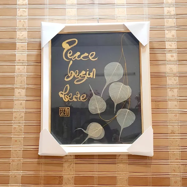 Thư pháp lá bồ đề PEACE BEGIN HERE