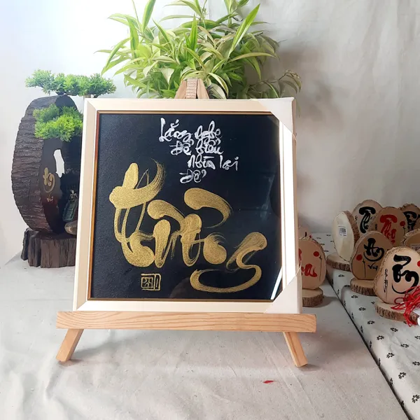 Tranh thư pháp nền giấy bo 25x25 cm chữ THƯƠNG