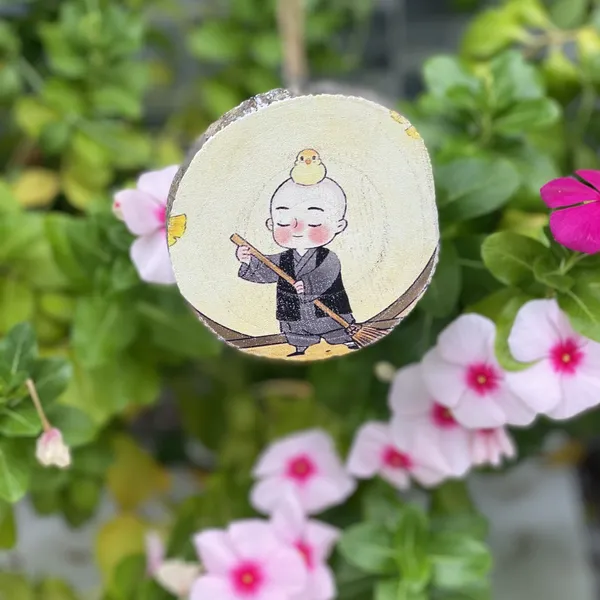 Miếng gỗ người vô sự hình chú tiểu trang trí Uống Trà để bàn treo 8-10cm-CHỮ OM