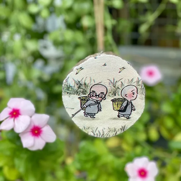 Miếng gỗ người vô sự hình chú tiểu trang trí Uống Trà để bàn treo 8-10cm-CHỮ OM