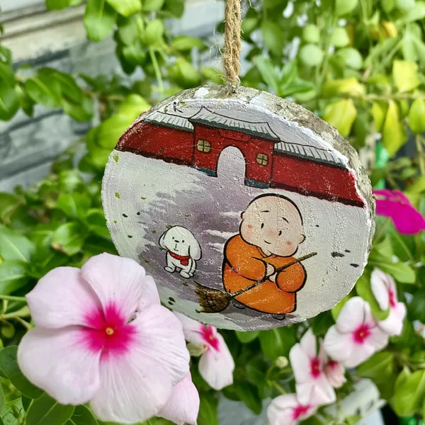 Miếng gỗ người vô sự hình chú tiểu trang trí Uống Trà để bàn treo 8-10cm-CHỮ OM