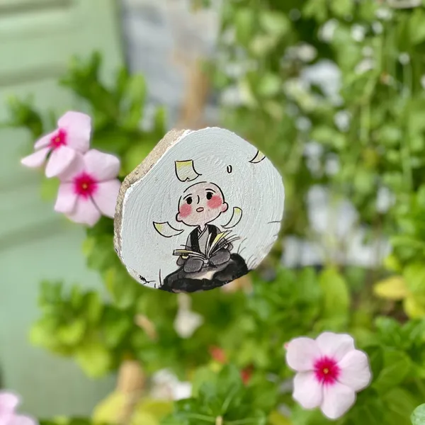 Miếng gỗ người vô sự hình chú tiểu trang trí Uống Trà để bàn treo 8-10cm-CHỮ OM